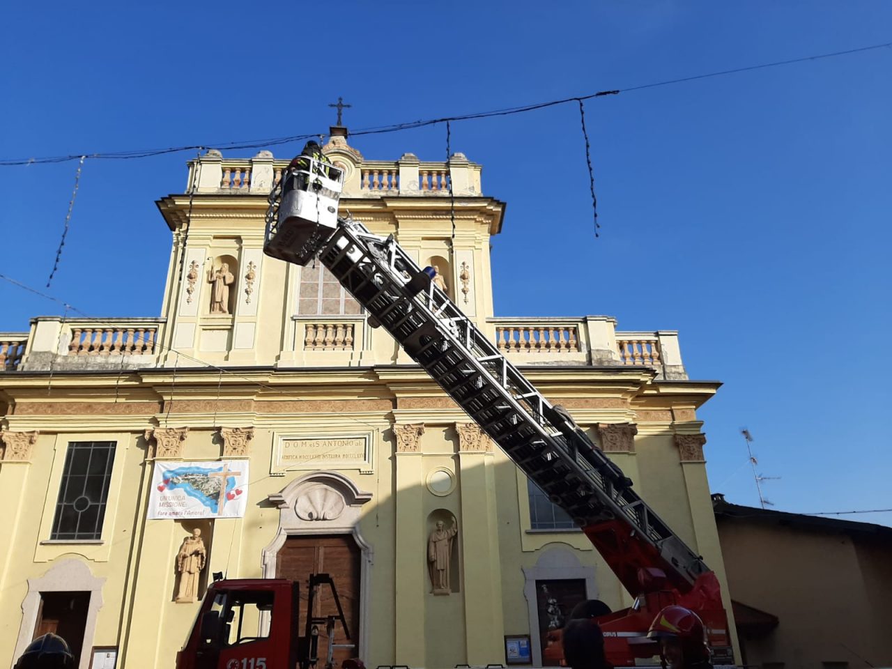 Castelletto cadono pietre dalla chiesa e finiscono sul cofano di un’auto VIDEO e FOTO