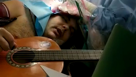 Intervento al cervello da sveglio: il paziente suona la chitarra I VIDEO