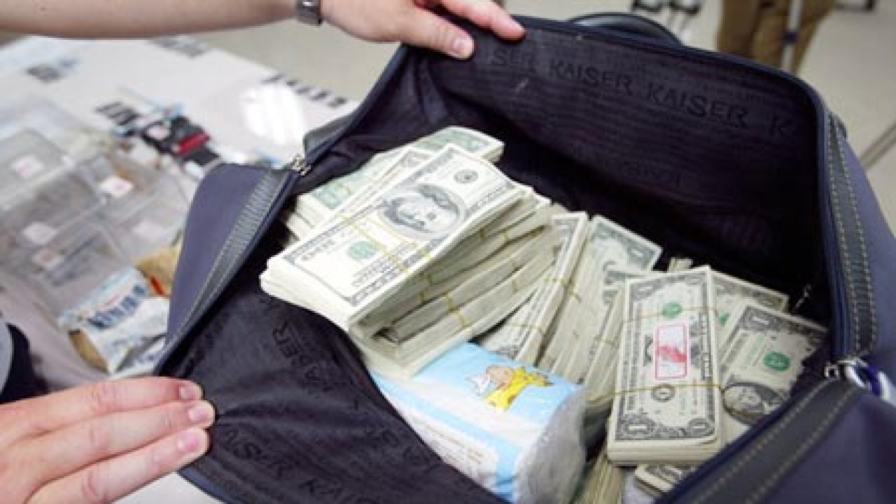 Trova borsa con gioielli e oltre 2mila euro: la consegna ai vigili