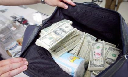 Trova borsa con gioielli e oltre 2mila euro: la consegna ai vigili