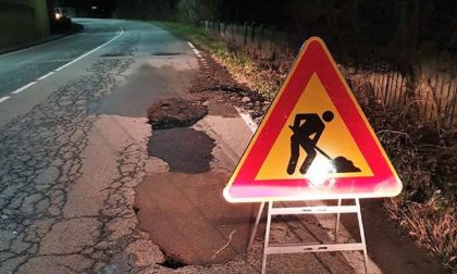 Grignasco “pirla” ruba il cartello che segnala la voragine