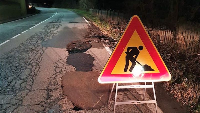 Grignasco “pirla” ruba il cartello che segnala la voragine