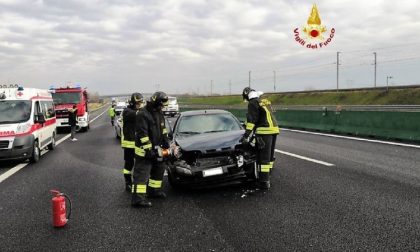 Incidente A4: auto impatta contro lo spartitraffico centrale