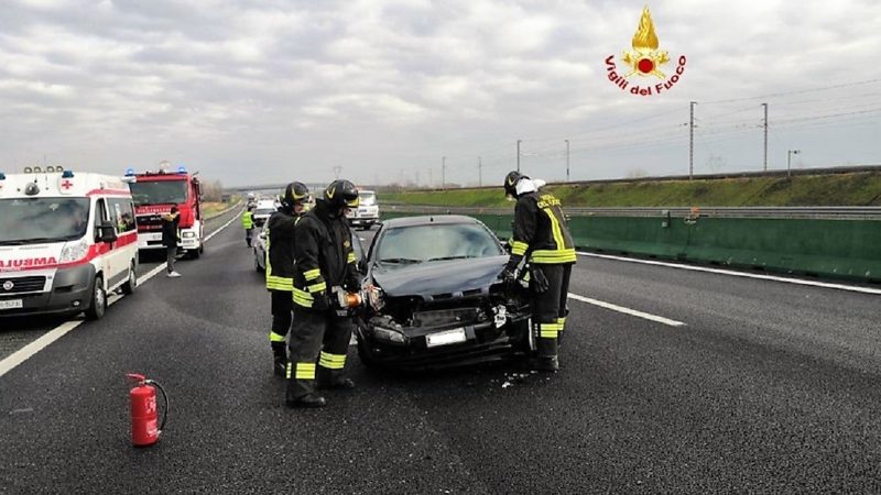 Incidente A4: auto impatta contro lo spartitraffico centrale