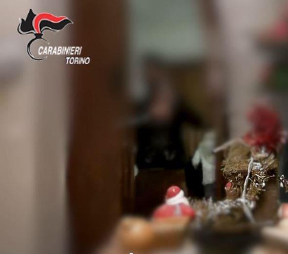 Ladro ruba in una casa e prima di uscire manda un bacio al presepe