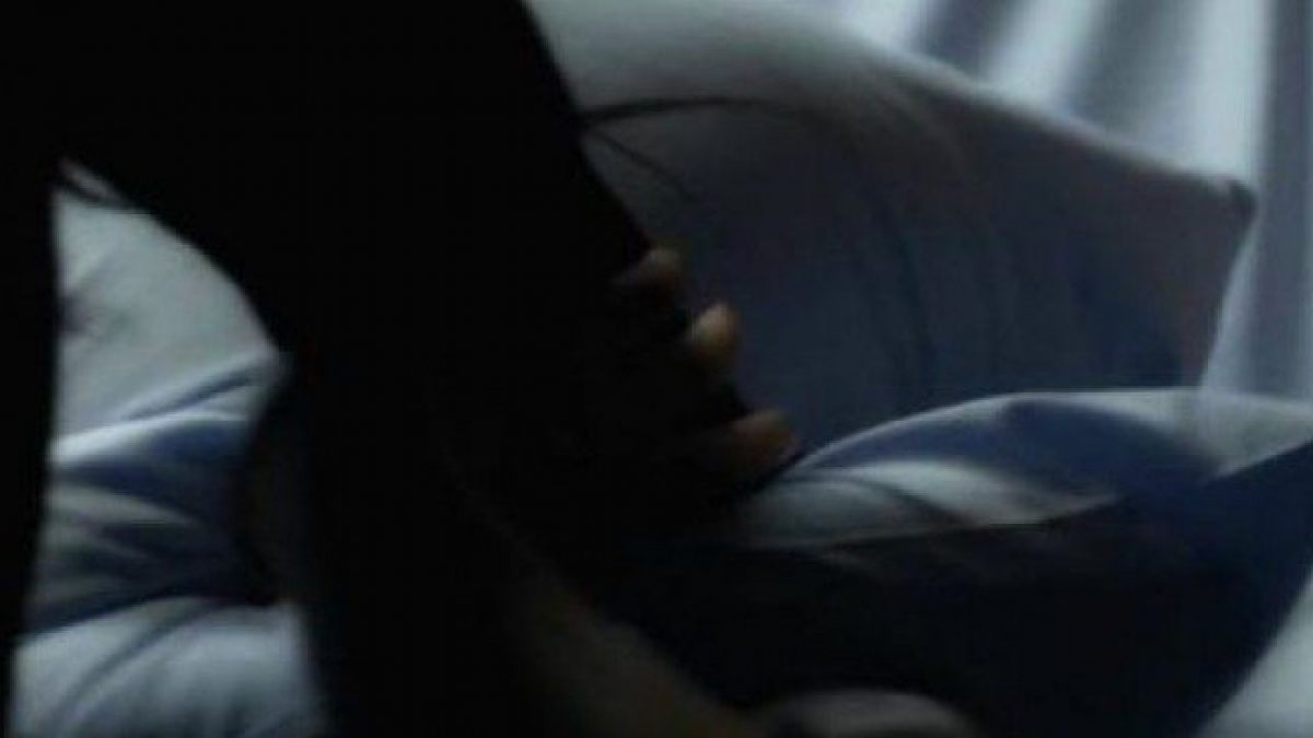 Cerca di soffocare la madre per una dose: arrestato a Novara