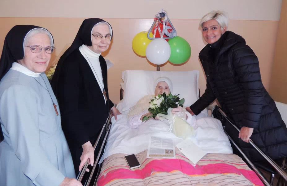 Suor Tranquillina Mora ha compiuto 100 anni: gli auguri di Borgomanero