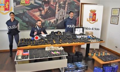 Aveva in casa 233 pistole a scarica elettrica: arrestato