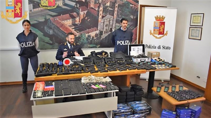 Aveva in casa 233 pistole a scarica elettrica: arrestato