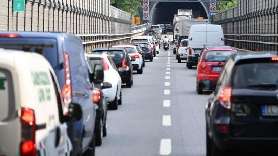 Paura sull’A6 Torino-Savona: si stacca la vernice in galleria creando nuvola di polvere