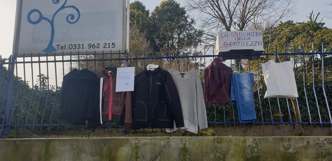 Castelletto arriva la “ringhiera della gentilezza”: vestiti per i bisognosi