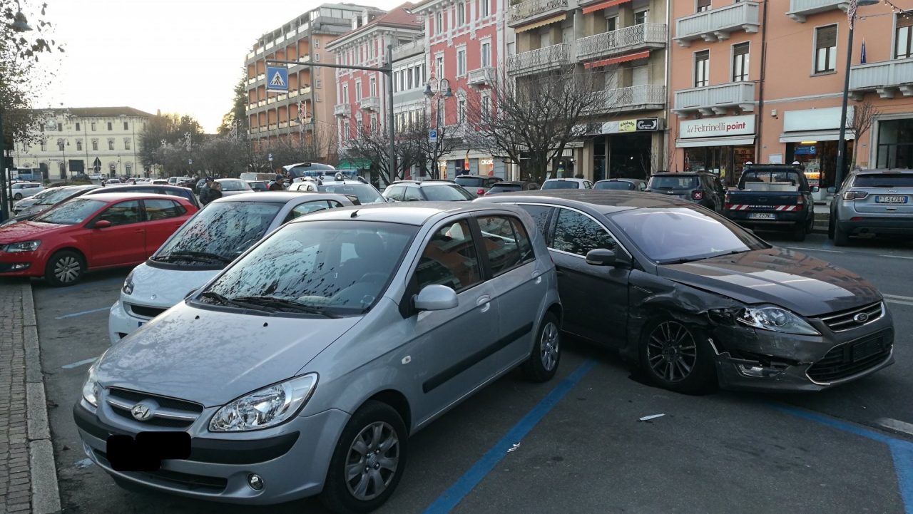 Arona auto travolge cinque macchine parcheggiate