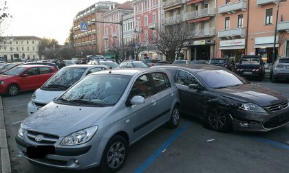 Arona auto travolge cinque macchine parcheggiate