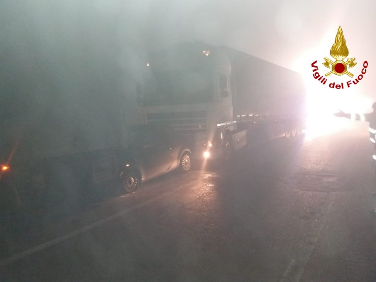 Incidente a San Pietro Mosezzo: auto rimane incastrata fra due camion