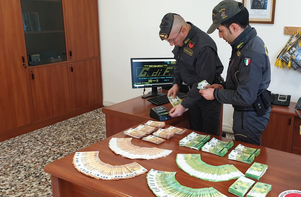 Banconote false in valigia: finanzieri lo beccano con 150mila euro