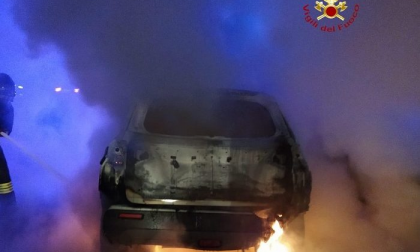 Auto a fuoco in autostrada, è successo sulla A26
