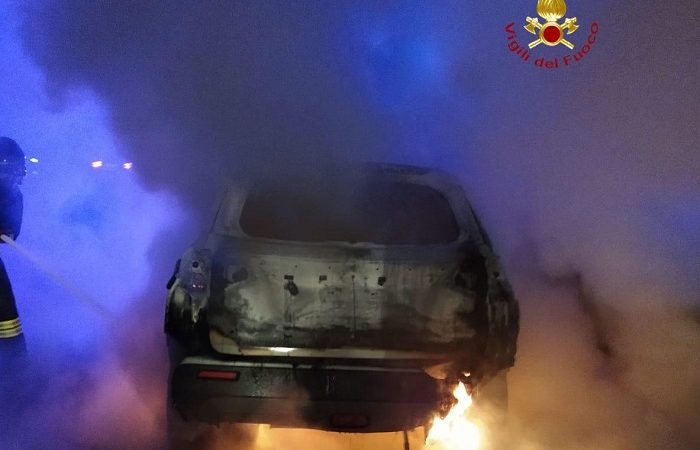 Auto a fuoco in autostrada, è successo sulla A26
