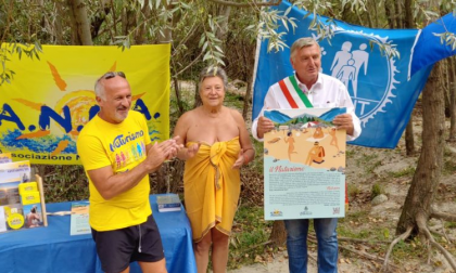 Bufera sulla spiaggia nudista di Varallo: “Squalifica la città”