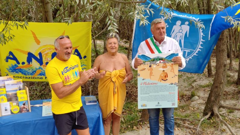 Bufera sulla spiaggia nudista di Varallo: “Squalifica la città”