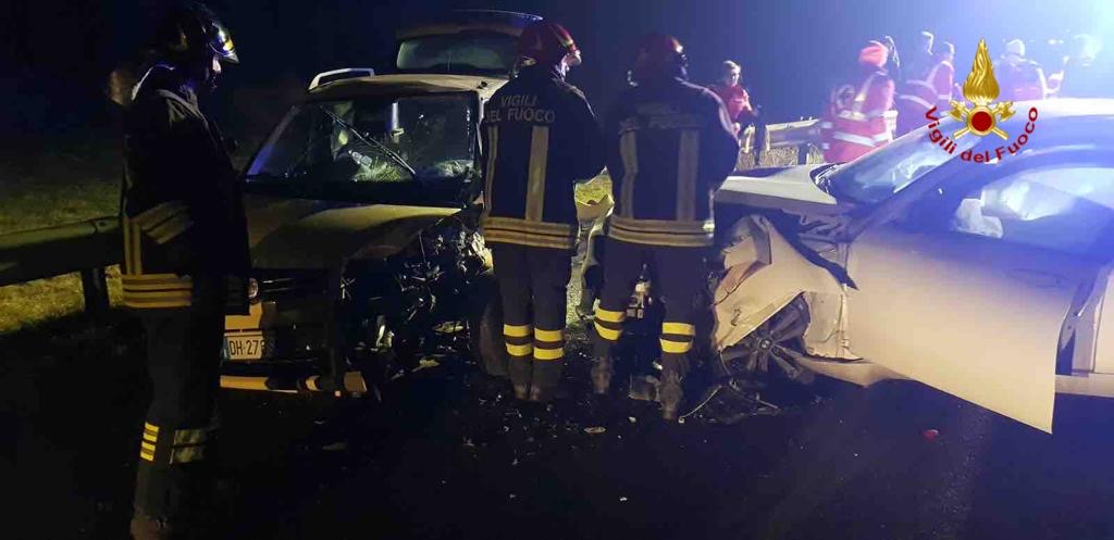 Frontale ad Agognate: una persona incastrata fra le lamiere