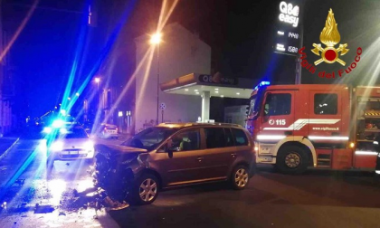 Schianto a Novara, conducente rimane incastrato nell’abitacolo