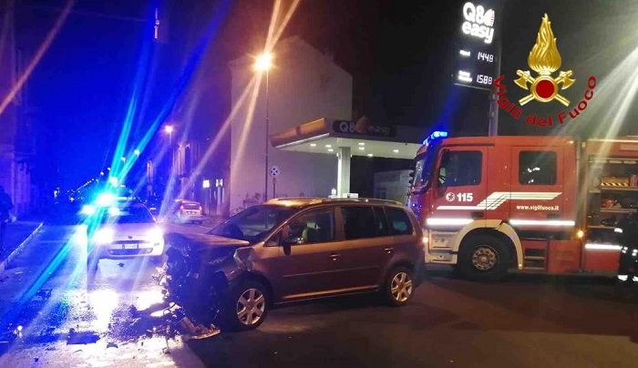 Schianto a Novara, conducente rimane incastrato nell’abitacolo