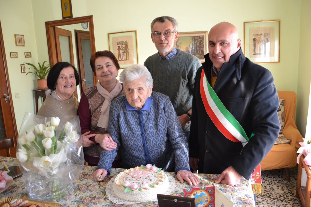 Borgomanero fa gli auguri per i 100 anni di Albina Medina