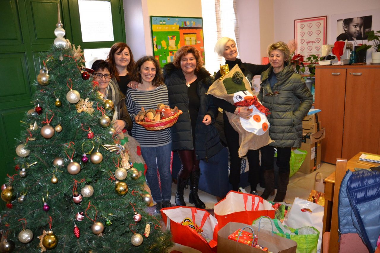 Per Natale gli aiuti del Parco Gatti di Borgomanero a casa Piccolo Bartolomeo