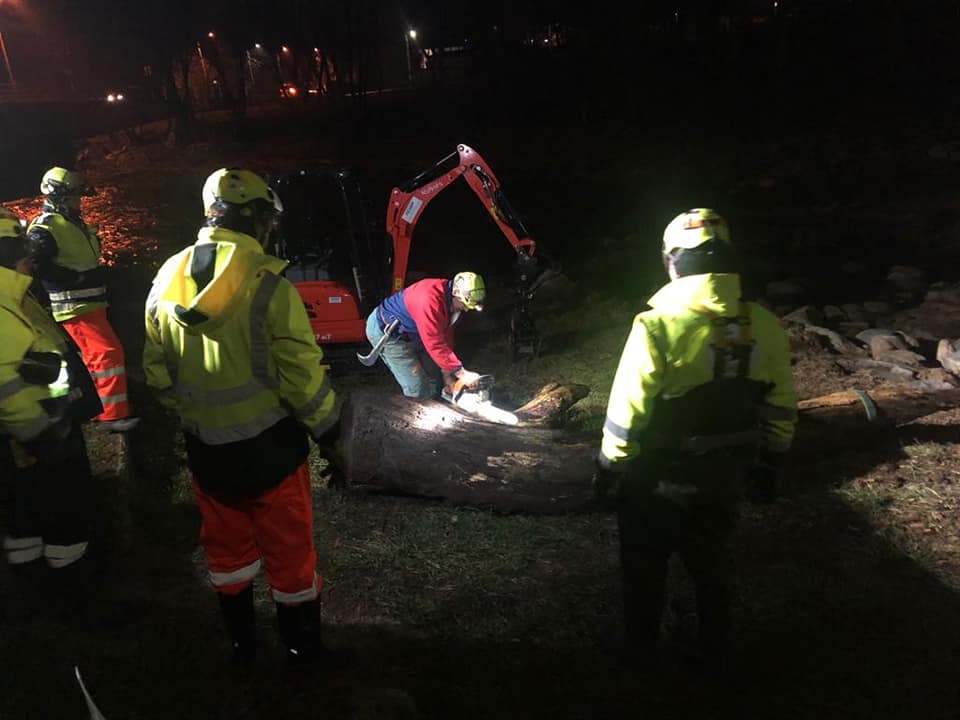 Briga Novarese l’Aib rimuove un grosso tronco dall’Agogna