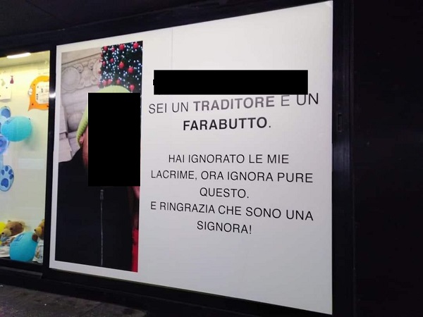 Lui la tradisce, lei tappezza treno e metro di volantini: “Farabutto” FOTO