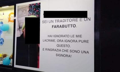 I volantini sul treno contro il “traditore” erano una (riuscitissima) trovata pubblicitaria
