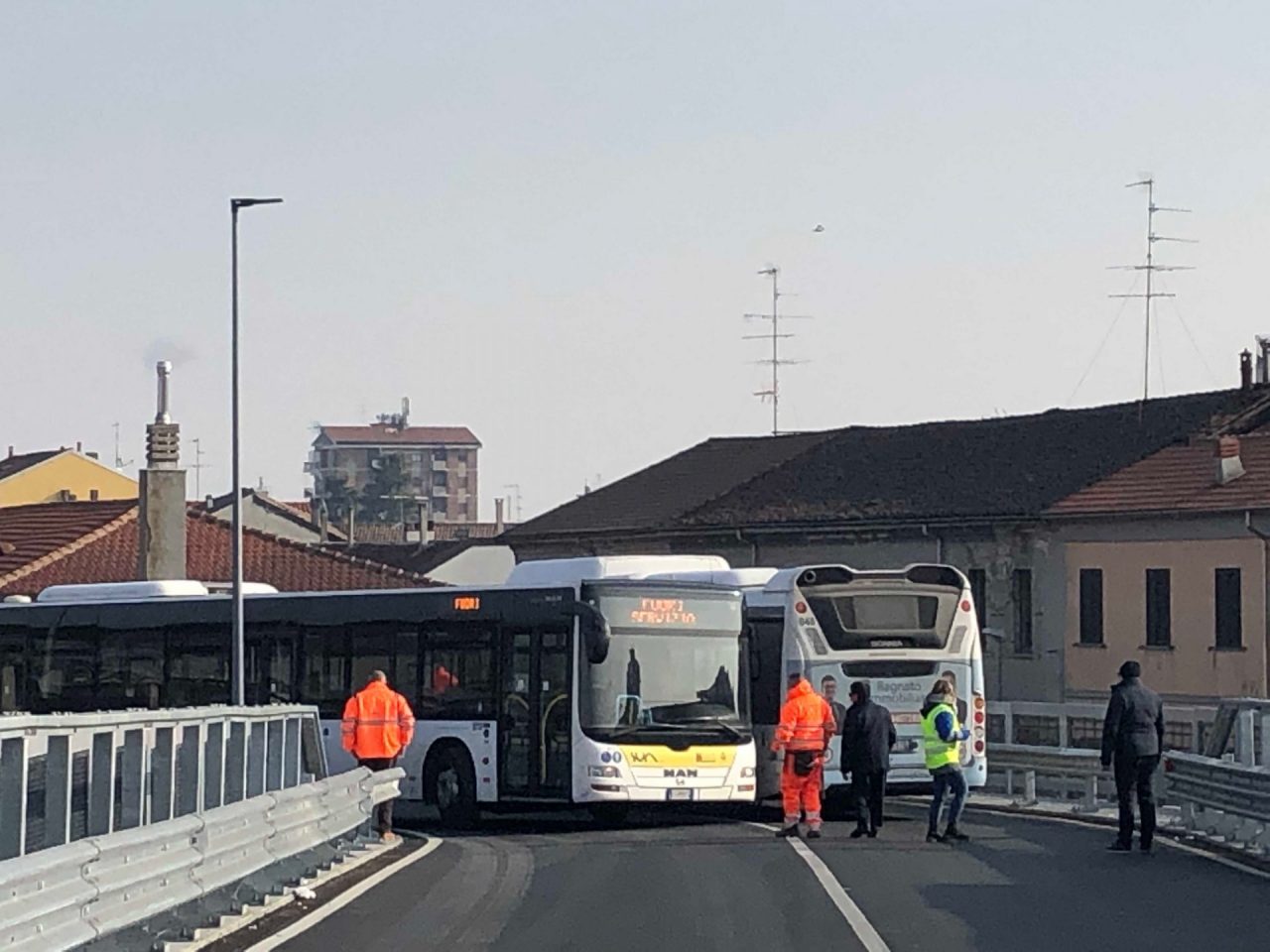 Il cavalcavia di Sant’Agabio alla “prova” dei bus