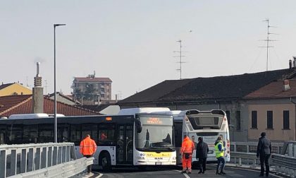 Il cavalcavia di Sant'Agabio alla "prova" dei bus