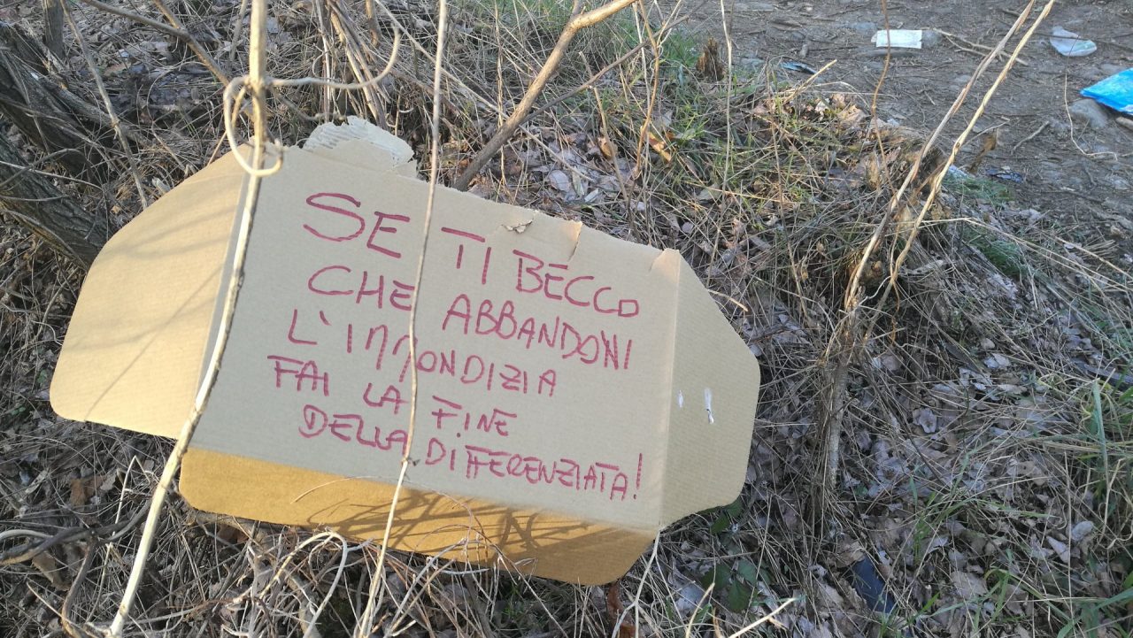 Rifiuti abbandonati a Borgomanero: in via Ghiglione spunta un avviso particolare