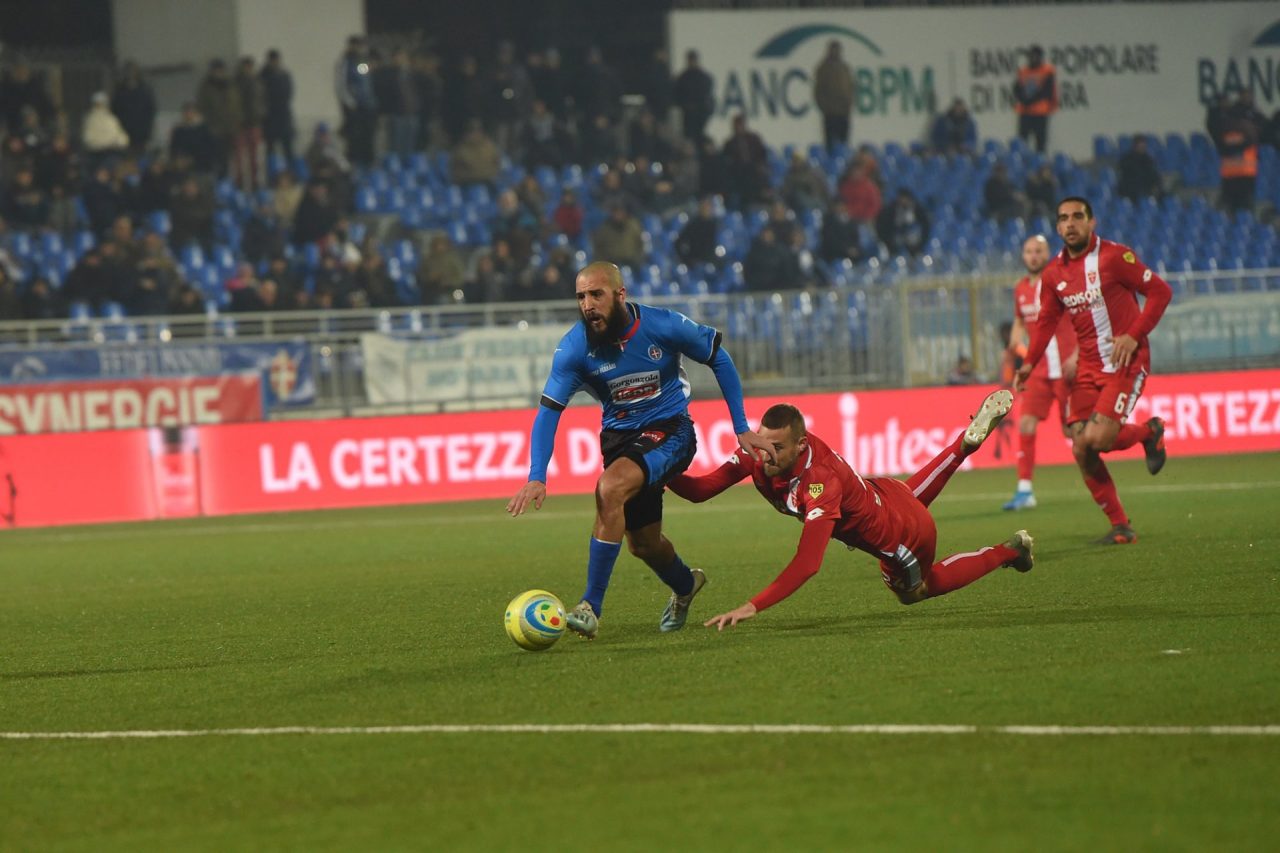 Novara Calcio in campo domenica a Lecco