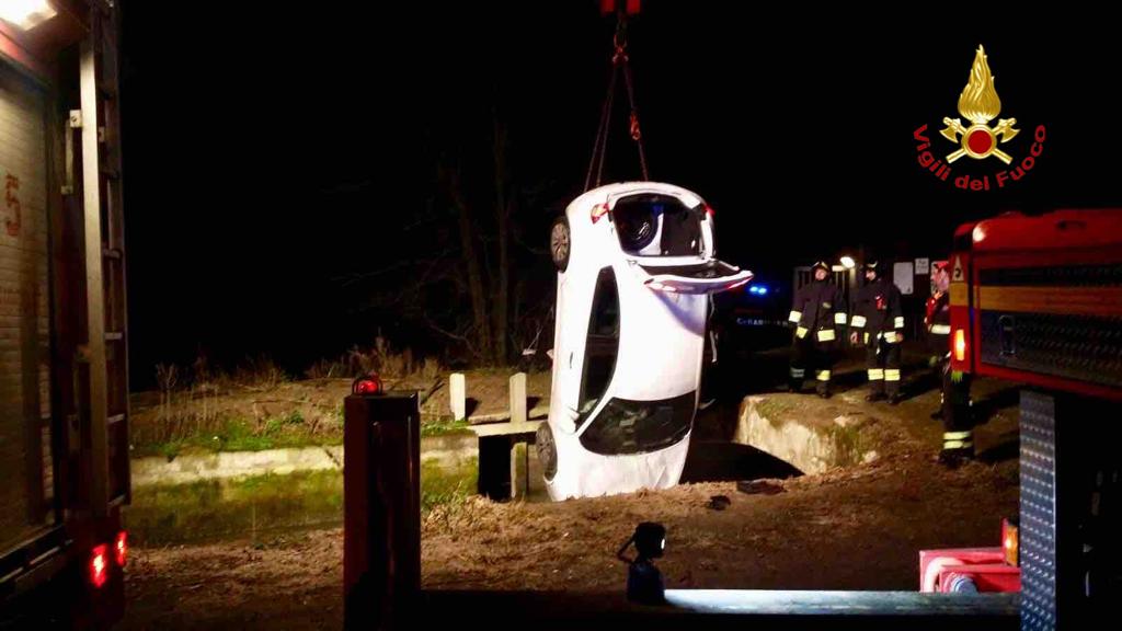 Autovettura esce di strada e finisce in un canale a Sozzago