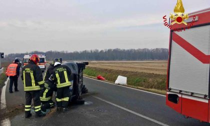 Auto ribaltata a Barengo: ferita una ragazza