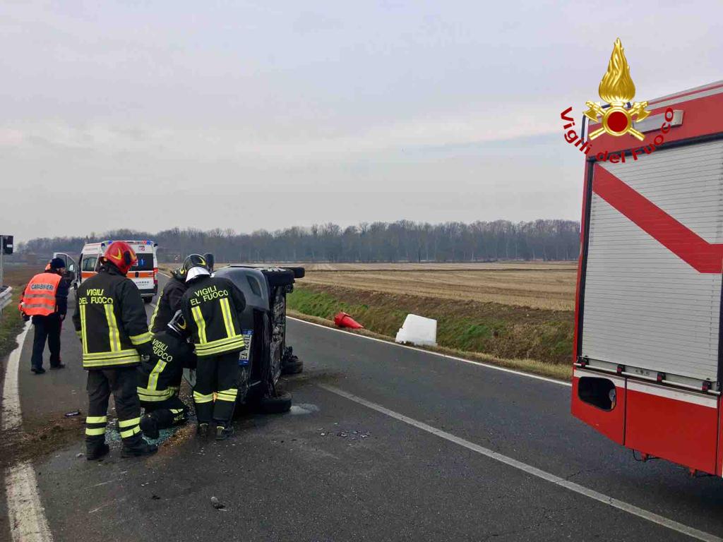 Auto ribaltata a Barengo: ferita una ragazza