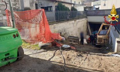 Intrappolato sotto un muletto in un cantiere edile a San Maurizio: portato in codice giallo a Borgomanero