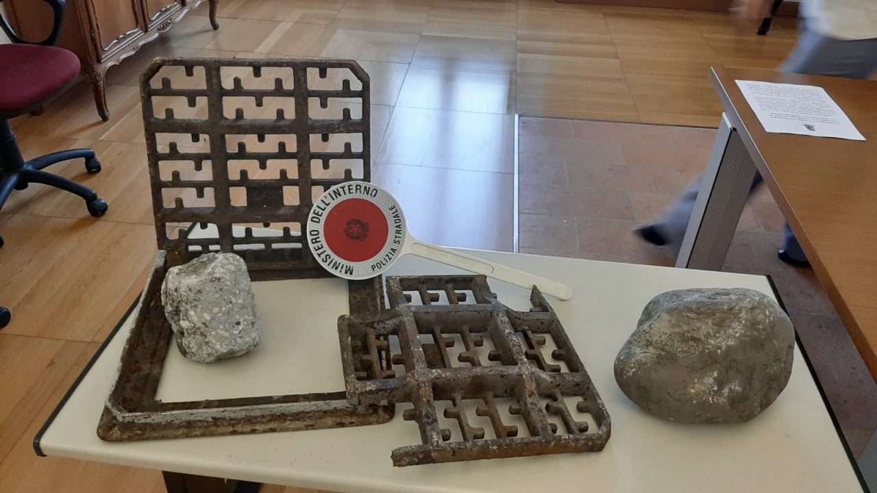 Lancia un masso di 8 kg dal cavalcavia della A4: arrestato FOTO e VIDEO
