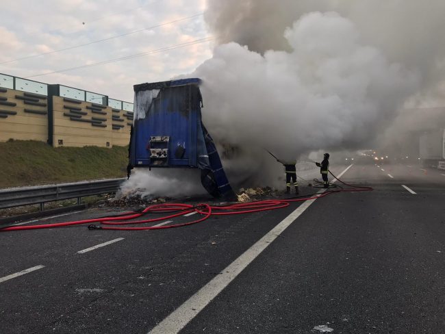 Camion di biscotti in fiamme in autostrada FOTO