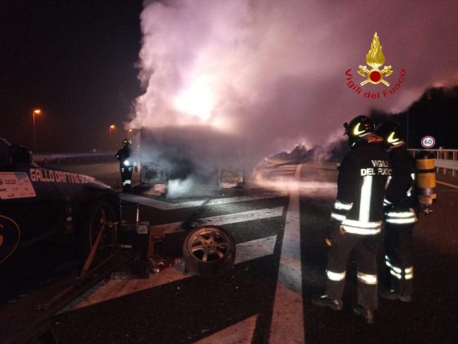 Si incendia un furgone lungo la A26