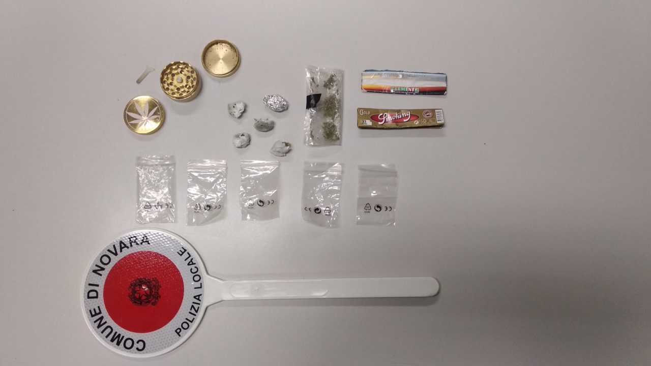 Novara controlli fuori dalle scuole: denunciato minore per spaccio