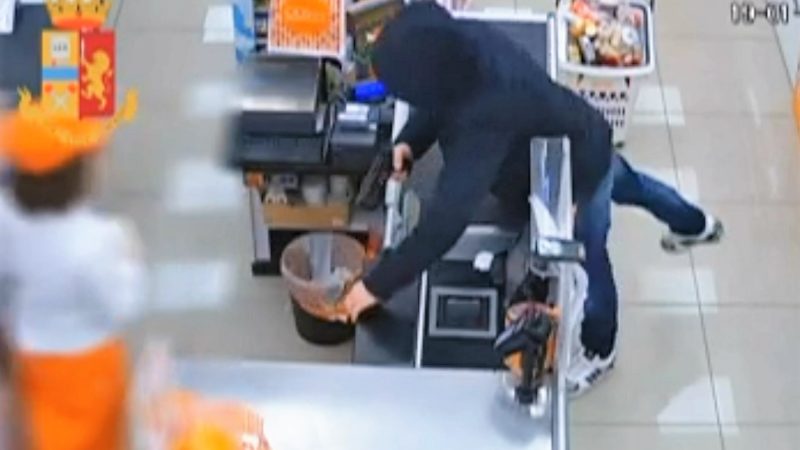 Rapina negozio a Vercelli minacciando la cassiera con una pistola | VIDEO