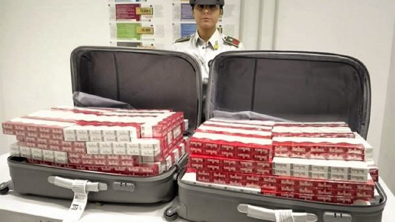 Trolley pieni di sigarette di contrabbando: multa da 72mila euro