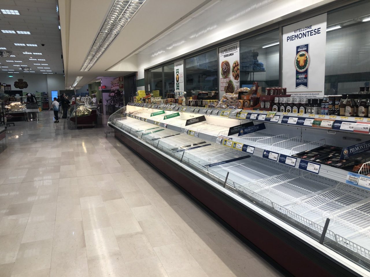 Esselunga Castelletto presa d’assalto: carne finita e carrelli strapieni FOTO