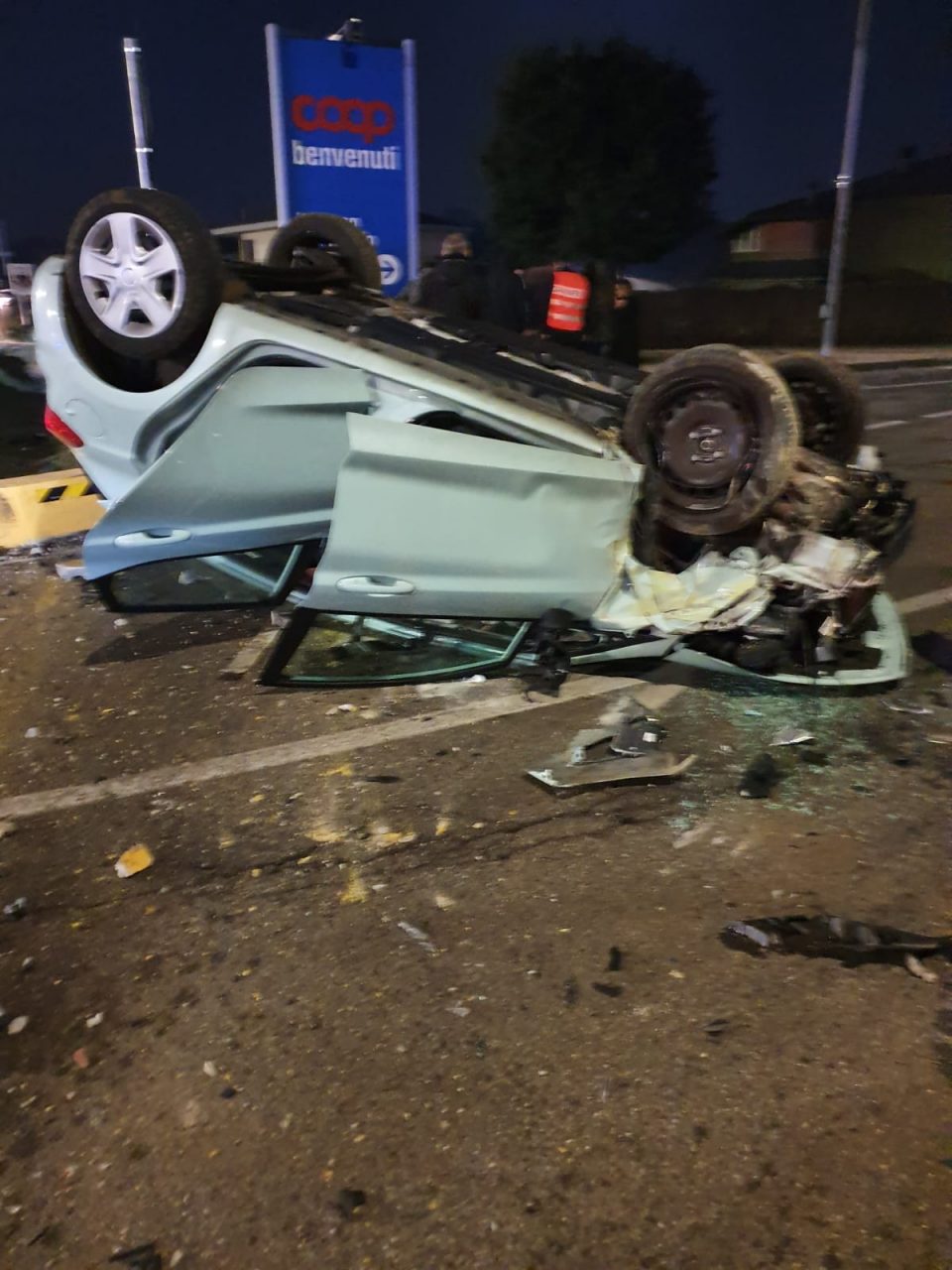 Oleggio incidente sulla Statale: auto ribaltata