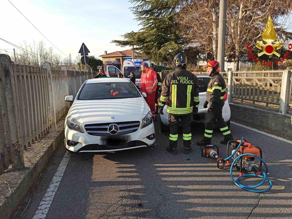 Incidente a Castelletto: donna incastrata nell’auto