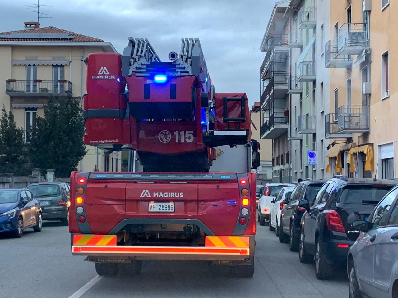 Incendio a Novara: una persona intossicata