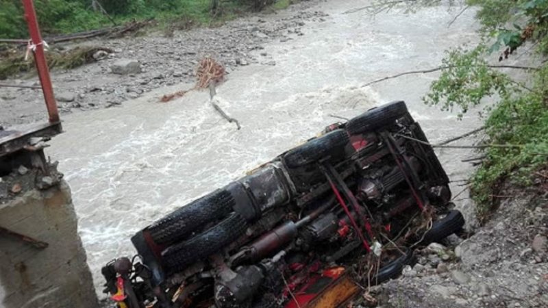 Camion precipita nel torrente: morto il conducente